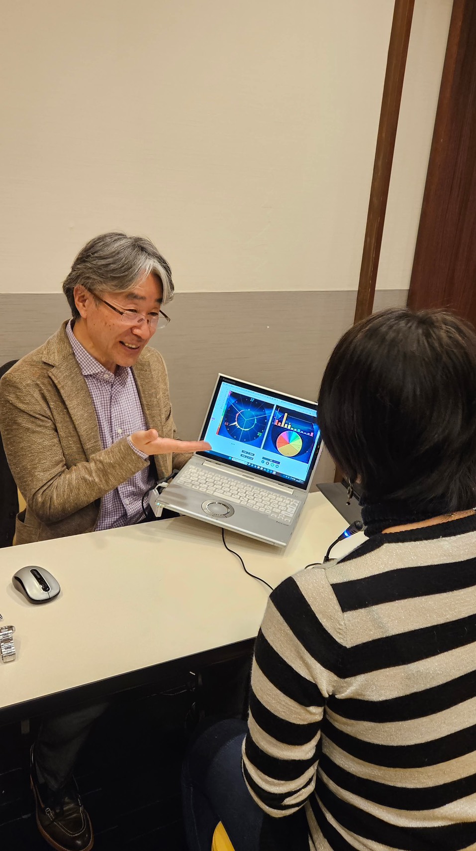個別セッションで声解析の結果を説明する松尾さん