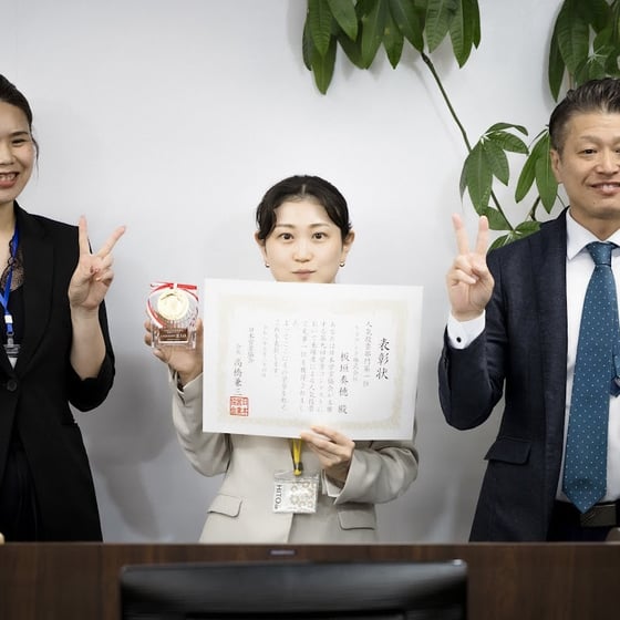 活動が認められ表彰状を受け取る板垣